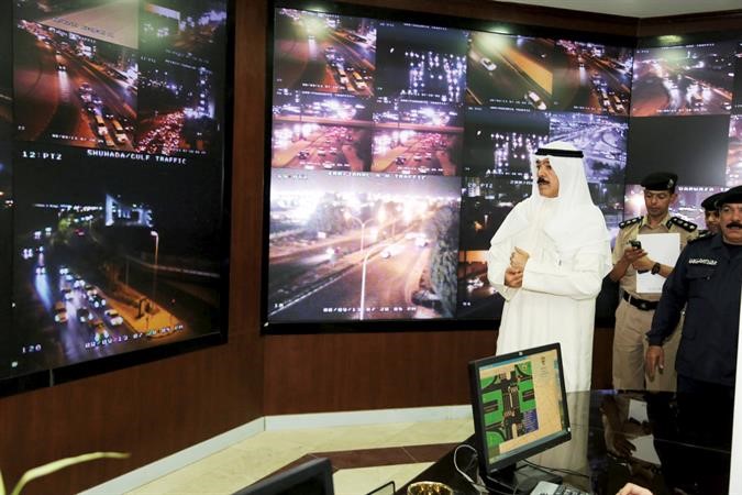 الشيخ محمد الخالد يتابع حركة سير المركبات من غرفة العمليات وبجواره اللواء عبدالفتاح العلي والعقيد عادل الحشاش﻿