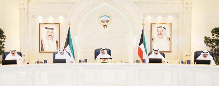 سمو رئيس الوزراء الشيخ جابر المبارك مترئسا جلسة مجلس الوزراء بحضور الشيخ صباح الخالد والشيخ محمد الخالد ومصطفى الشمالي والشيخ سالم العبدالعزيز