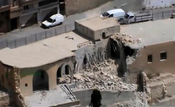 صورة بثها ناشطون معارضون من لواء احفاد الرسول للدمار الذي لحق باحد منازل معلولا نتيجة قصف النظام لهاافپ