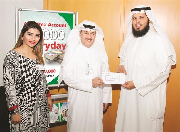 بدر العثمان يقدم شيك المساهمة لمشعل الهاجري