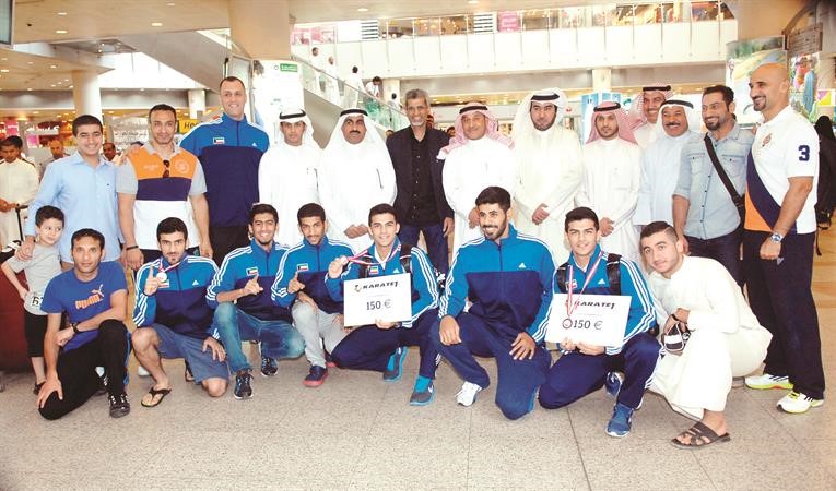 مناحي الفضلي وعماد بهبهاني مع لاعبي منتخب الكراتيه