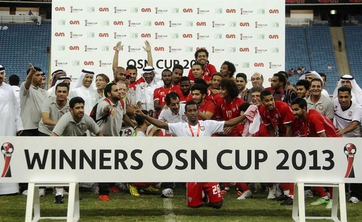 لاعبو الامارات يحتفلون بالحصول على لقب البطولة