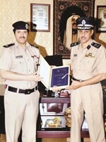 الرائد خالد العنزي يهدي اللواء عايض عبدالله نسخة من رسالة الماجستير