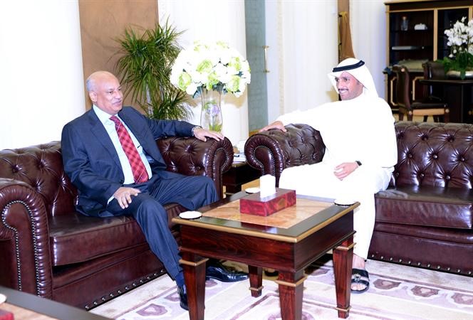 الغانم مستقبلا السفير المصري لدى الكويت عبدالكريم سليمان﻿