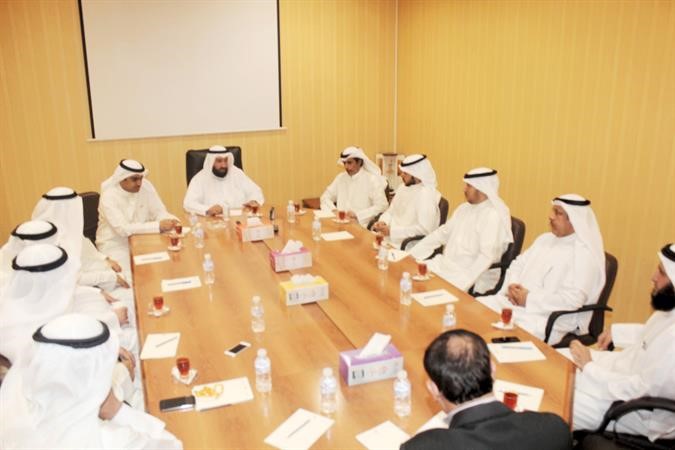 دعلي العمير خلال لقائه مع رؤساء عدد من الجمعيات﻿