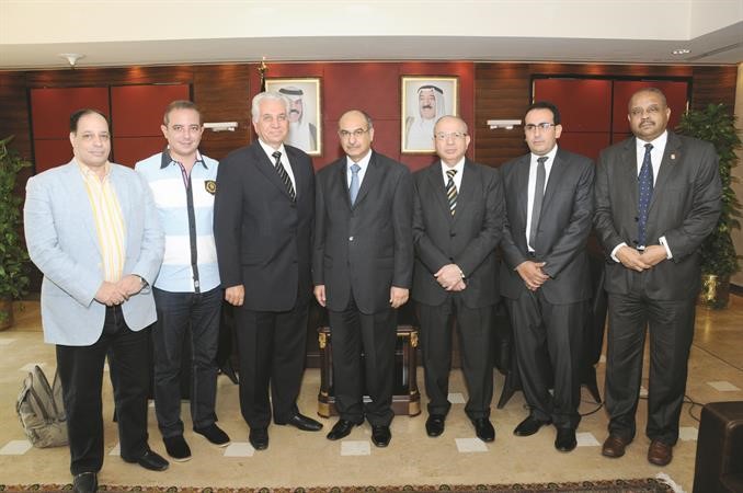 درشيد الحمد مستقبلا وفد مؤسسة دار التحرير والنشر جريدة الجمهورية 	ناصر عبدالسيد﻿