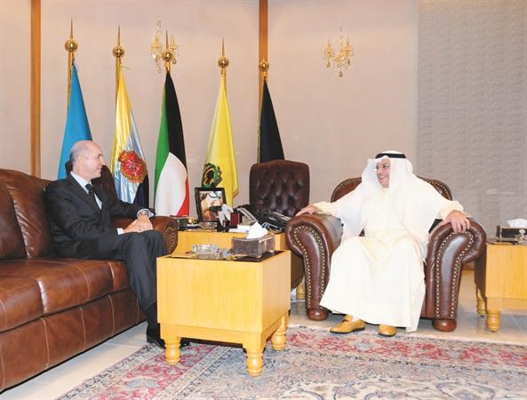 الشيخ خالد الجراح مستقبلا السفير الايطالي فابريزو نيكوليتي﻿
