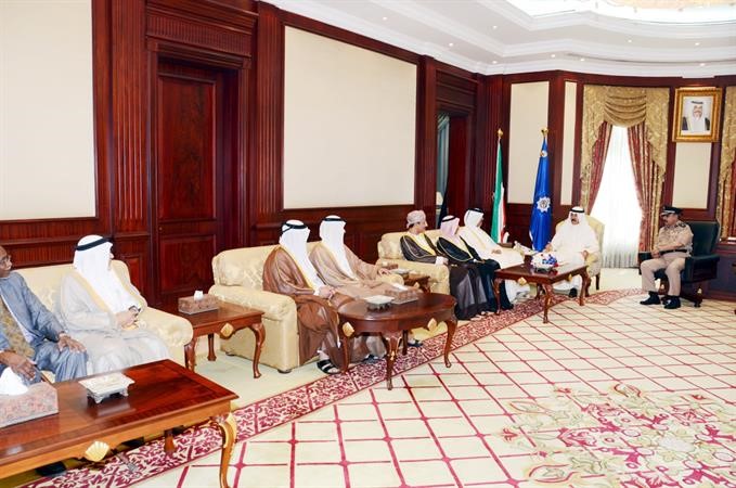 الشيخ محمد الخالد مستقبلا اعضاء هيئة جائزة الامير نايف بن عبدالعزيز للبحوث الامنية