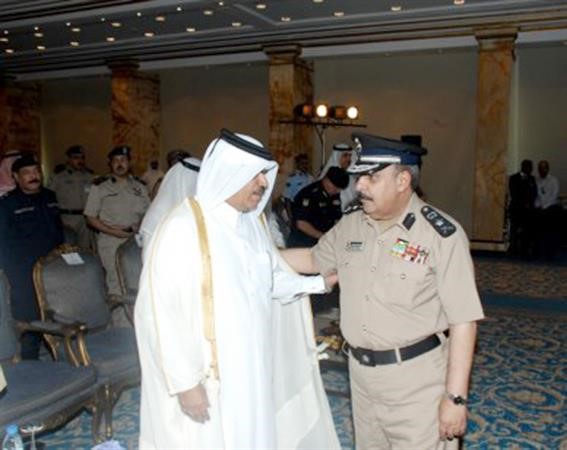 الفريق غازي العمر مستقبلا احد اعضاء اللجنة محمد خلوصي