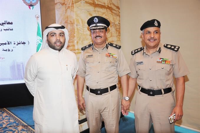 اللواء دعيد ابوصليب والعميد مازن الجراح مع الزميل هاني الظفيري