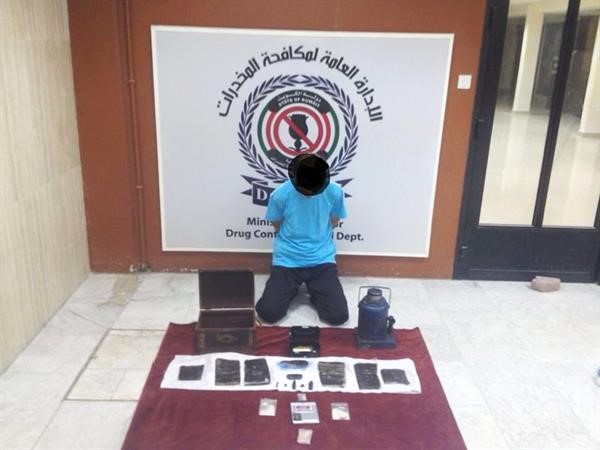 المتهم وامامه كمية المضبوطات﻿