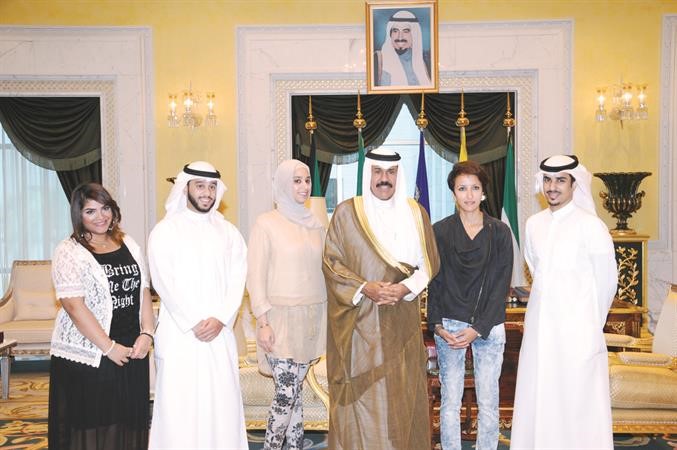سمو نائب الامير وولي العهد الشيخ نواف الاحمد مستقبلا سارة التميمي ووفد اللجنة التطوعية للطلبة الكويتيين المسافرين الى الهند﻿