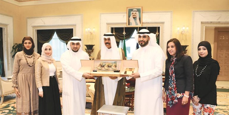 هدية تذكارية لسمو نائب الامير من وفد مجموعة مواهب لتنظيم المعارض والانشطة الشبابية الكويتية﻿