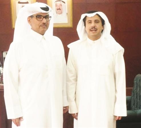 الشيخ عزام الصباح مستقبلا الشيخ عبدالله بن ثامر ال ثاني 