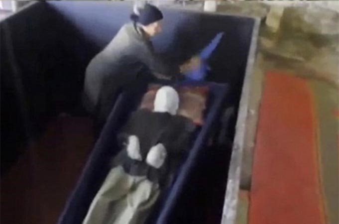 بالفيديو.. أم تحنط جثة ابنها بالكحول لمدة 18 عاماً
