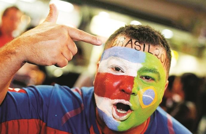مشجع كوستاريكي فرحا بتاهل منتخب بلاده رويترز