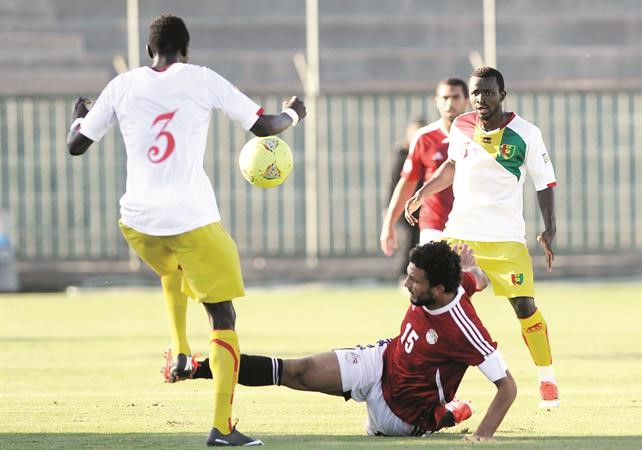 لاعب وسط مصر حسام غالي يحاول قطع الكرة من الغيني اسياغا سيلا افپ