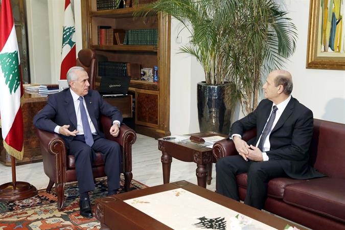 الرئيس ميشال سليمان مستقبلا وزير الداخلية مروان شربل في بعبدا امس محمود الطويل 
