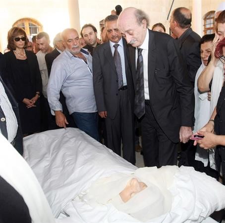 النائب وليد جنبلاط يودع والدته باكيا خلال تشييعها في المختارة امس محمود الطويل 