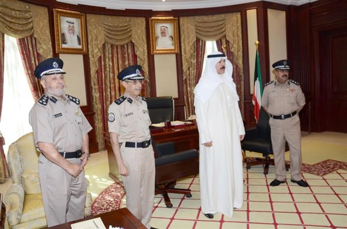 الشيخ محمد الخالد خلال مراسم قسم الضباط في مكتبه امس﻿
