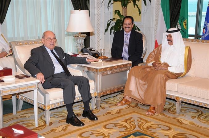 سمو نائب الامير خلال لقائه سفير كوبا﻿