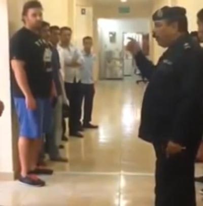 بالفيديو.. عبدالفتاح العلي للوافدين: اللي فيه خير خله يعيدها بعد المخالفات