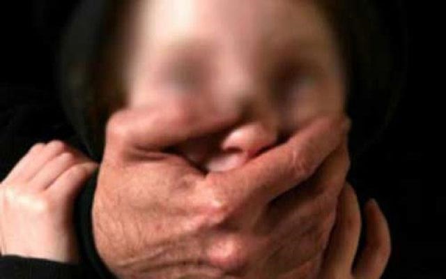 بالفيديو.. إنقاذ طفلة قبل ذبحها قربانا لـ"الجان" من قبل ساحر مصري 
