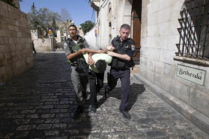 شرطة الاحتلال تعتقل شابا فلسطينيا قرب احدى بوابات المسجد الاقصى المبارك امس 	افپ ﻿