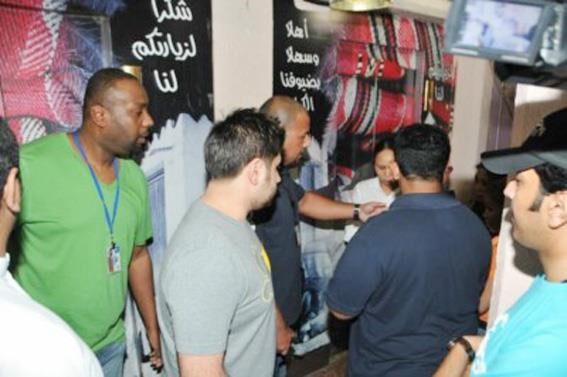 وتدقيق على هويات باعة في احد المحلات التجارية﻿