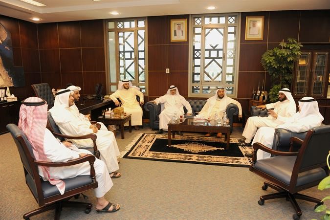 ابراهيم الصالح في اول يوم عمل له في بيت الزكاة ومعه محمد العتيبي ومديرو الادارات والمسؤولون في البيت