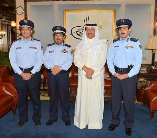 سمو رئيس الوزراء الشيخ جابر المبارك خلال لقائه اللواء يوسف الانصاري وقياديي ادارة الاطفاء﻿