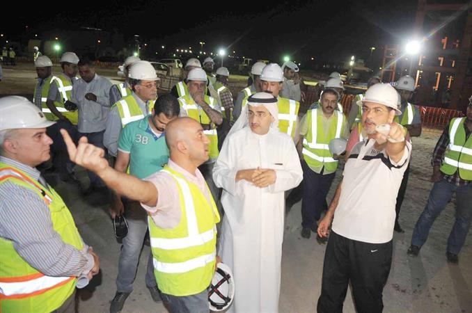 الابراهيم يستمع لشرح من احد المهندسين