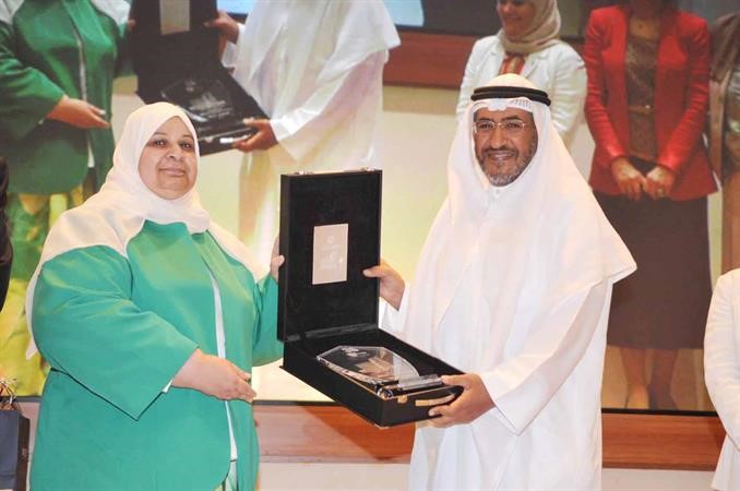 درع تكريمية الى دناجي المطيري