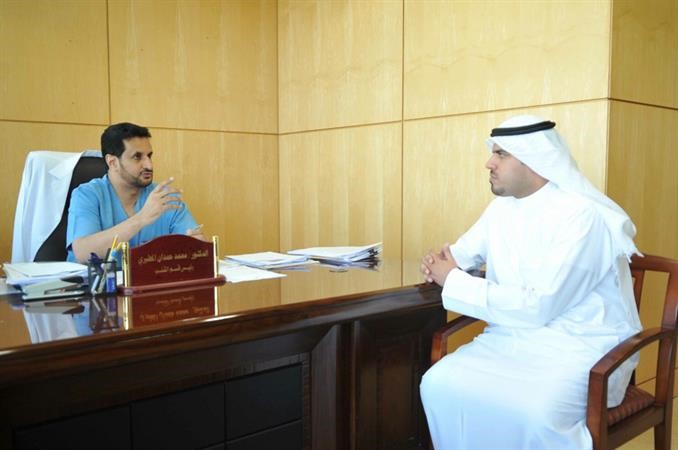 دمحمد المطيري متحدثا للزميل عبدالكريم العبدالله بعد اجراء العمليتين﻿