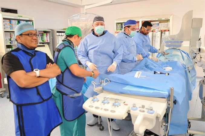 دمحمد المطيري وفريق العمل في غرفة العمليات﻿