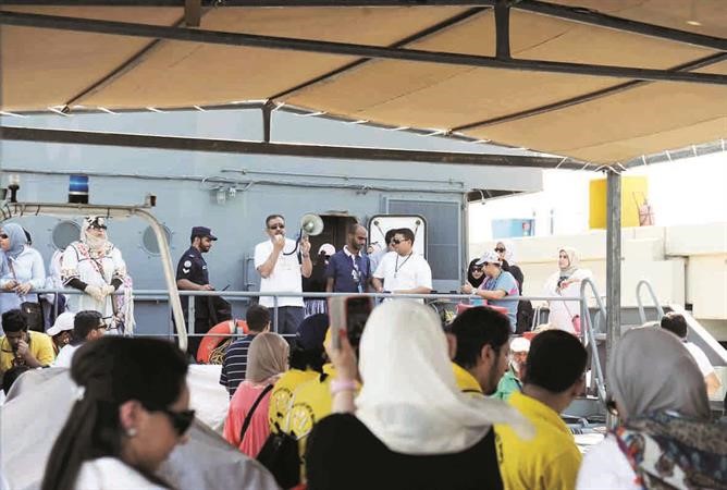 دالمضحي يلقي تعليماته الى المشاركين في الحملة قبل الوصول الى الجزيرة﻿