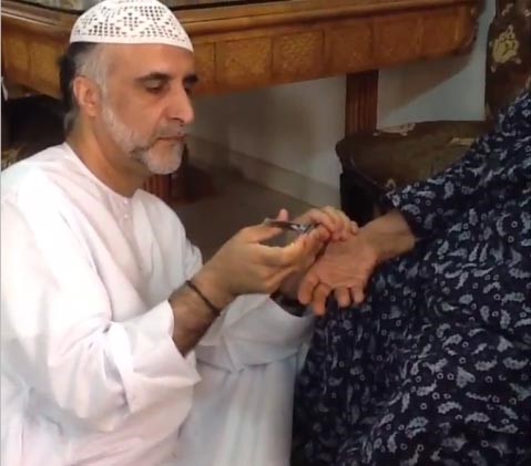 صورة: " فانز " هيفاء حسين يشيد بزوجها بعد نشر صورته وهو يقص أظافر والدته