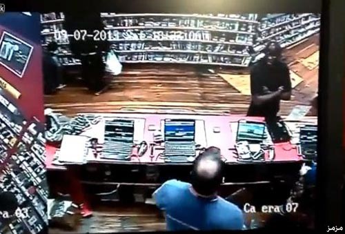 بالفيديو..  بائع يحمل زبوناً مزعجاً ويلقيه خارج المتجر