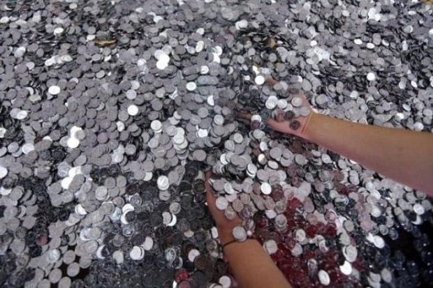 صيني غاضب يسدد غرامته بعملات معدنية