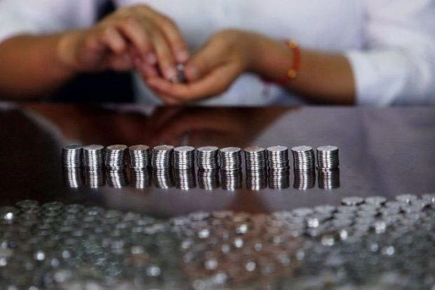 صيني غاضب يسدد غرامته بعملات معدنية