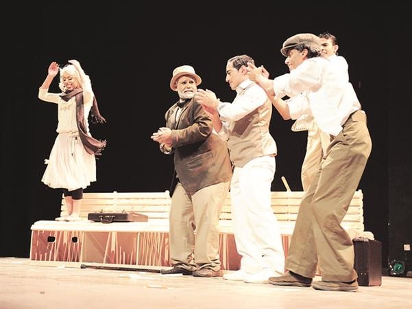 مشهد من مسرحية محطة 50﻿