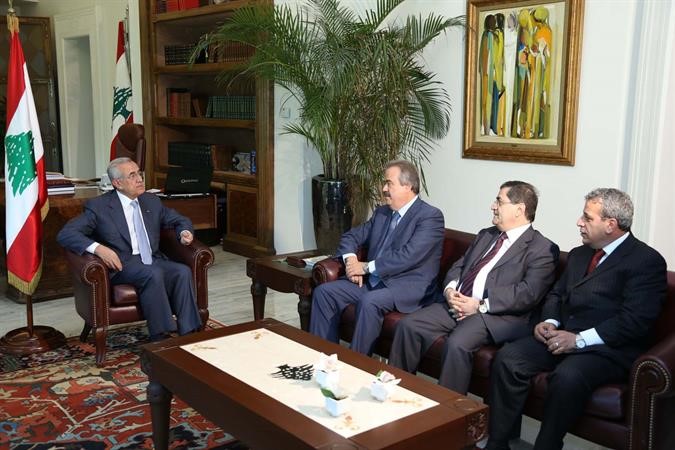 الرئيس سليمان مستقبلا وفدا من كتلة التنمية والتحرير في بعبدا امس محمود الطويل