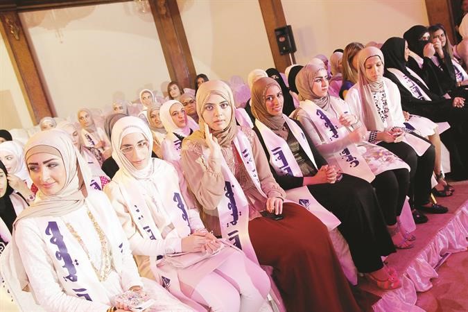 مجموعة من الطالبات المكرمات﻿
