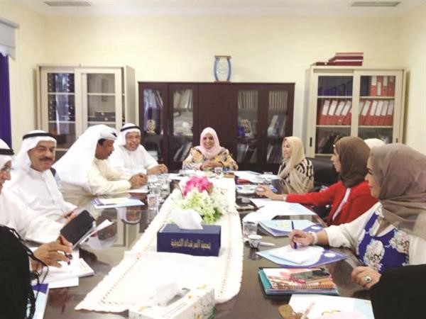 محمد الدبيان وهند الهولي خلال الاجتماع