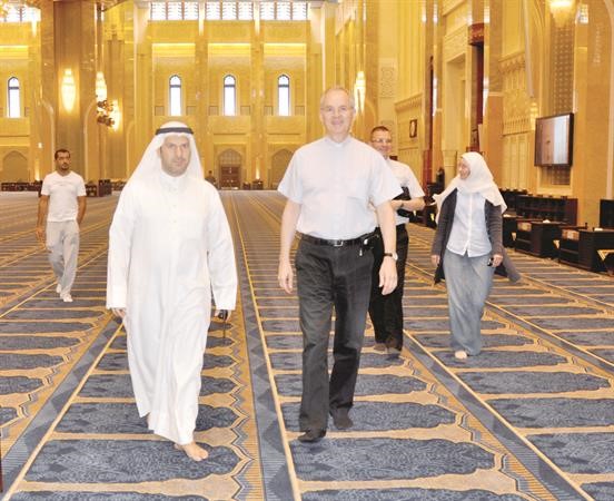 السفير بيتر راجك في جولة داخل المسجد الكبير