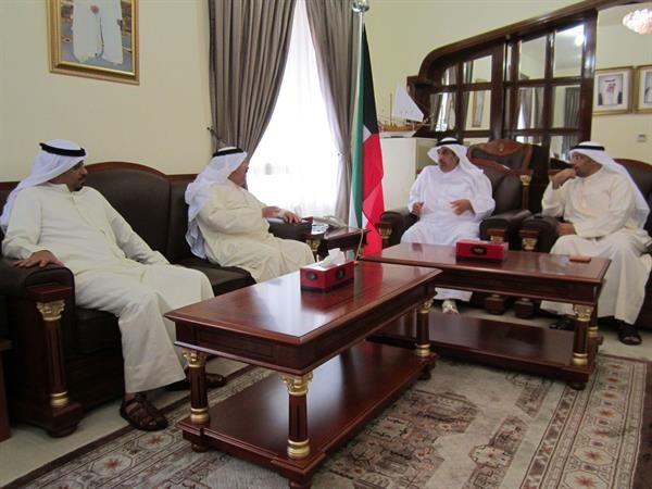  سعد العلي والوفد المرافق خلال لقائهم السفير صلاح البعيجان ﻿