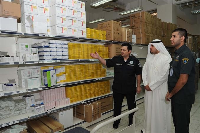 فنيو الطوارئ الطبية يشرحون للزميل عبد الكريم العبد الله تجهيزاتهم