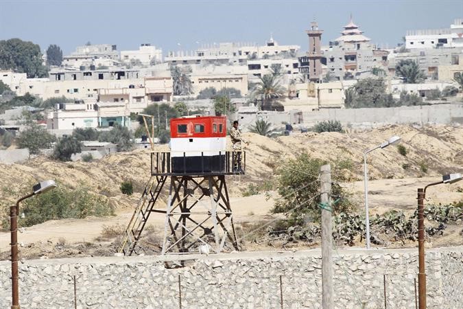 جندي مصري فوق برج مراقبة على الحدود بين مصر وغزة امس افپ
