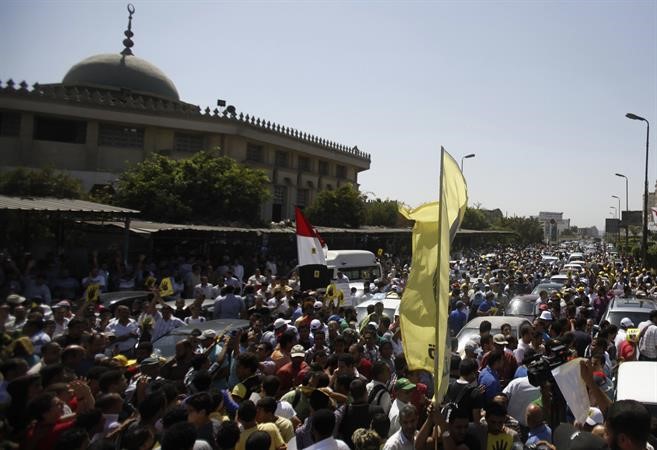 انصار الرئيس المعزول محمد مرسي خلال تظاهرة لهم امام مسجد السلام في مدينة نصر امس	 رويترز﻿