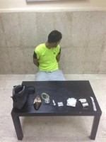 المتهم وامامه كمية المخدرات المضبوطة قبل احالته الى المكافحة﻿